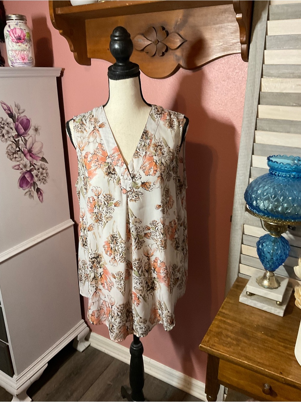 Sleeveless Floral V-Neck Camisole in Cream and Peach